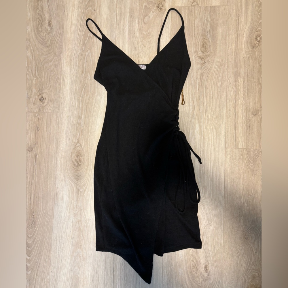 BLACK WRAP DRESS TIES AT THE SIDE